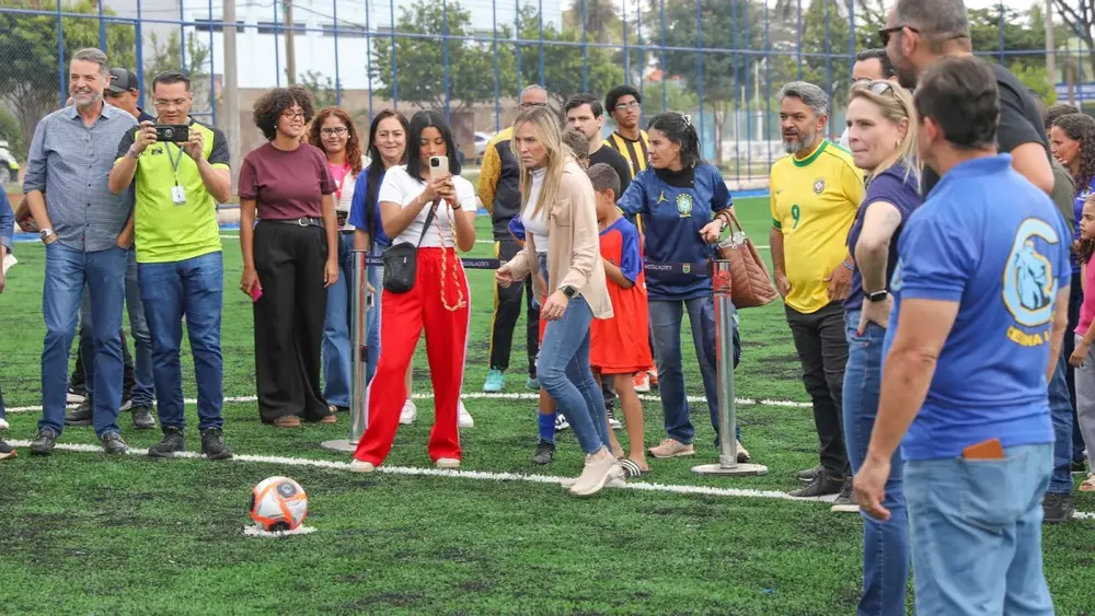 Celina Leão inaugura campos sintéticos reformados em Taguatinga e Samambaia