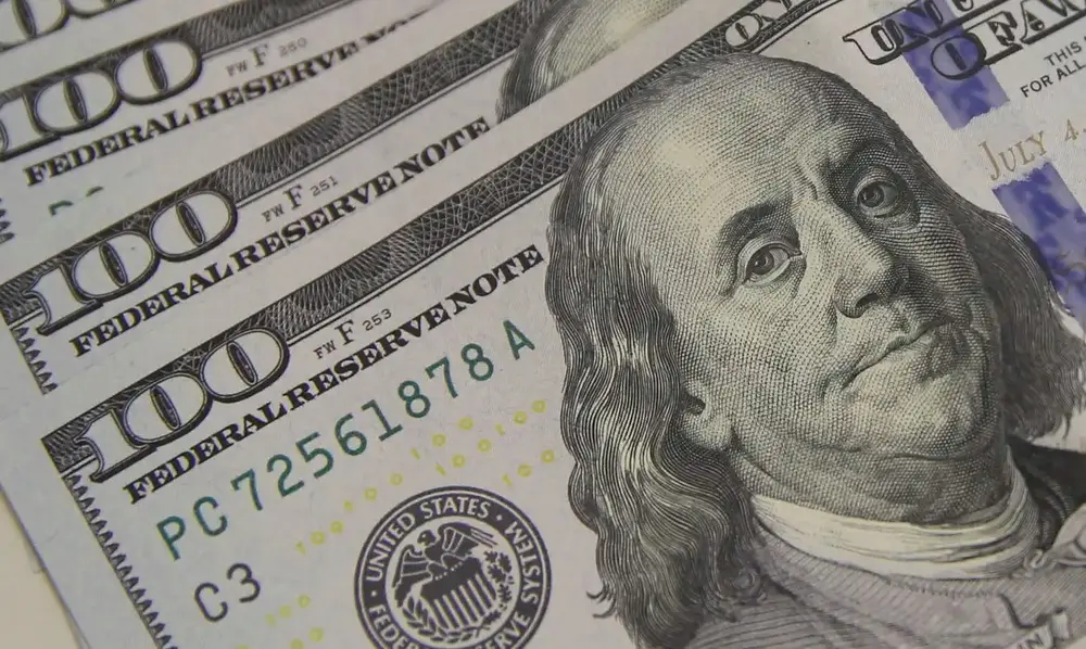 Dólar cai com alta do petróleo, apesar de risco geopolítico