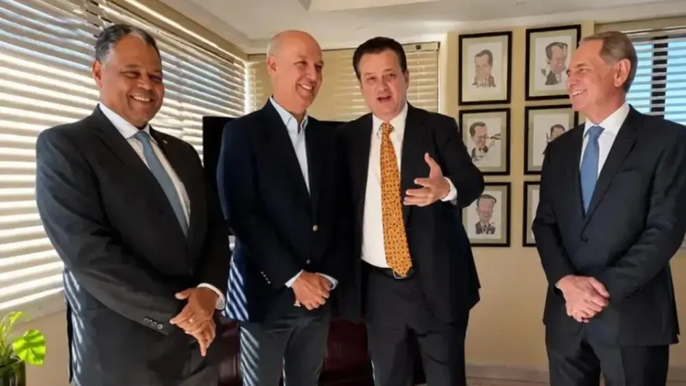 Kassab anuncia apoio a Arruda e confirma vice de Caiado
