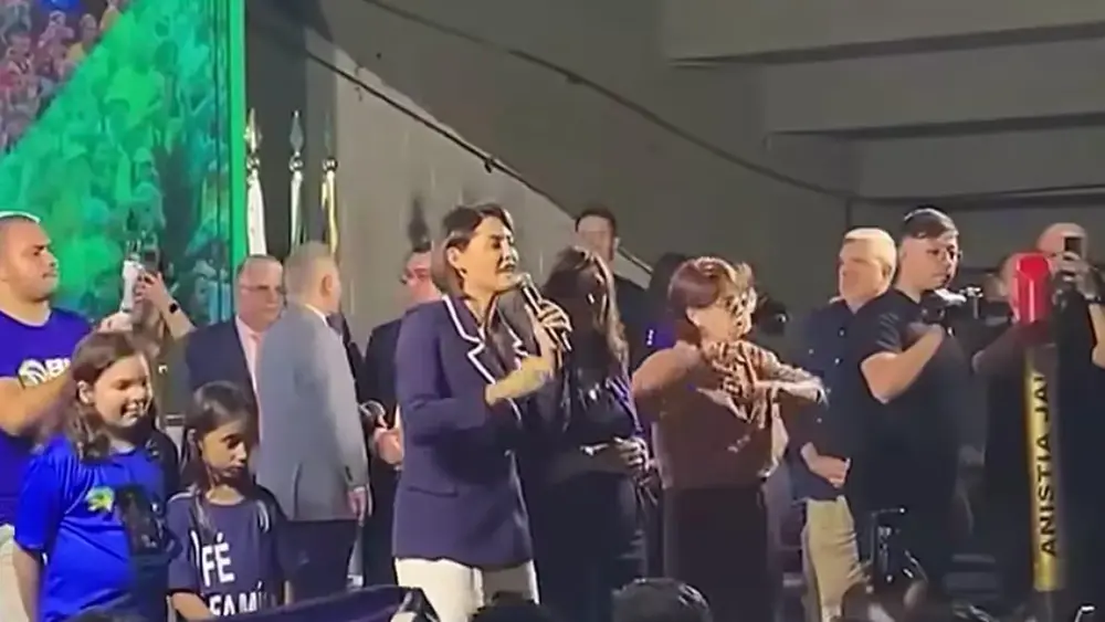 Michelle Bolsonaro defende Bia Kicis, mas ignora própria candidatura