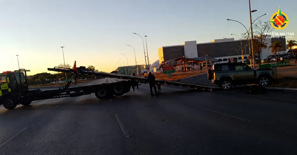Mulher embriagada bate Land Rover e derruba poste no centro de Brasília