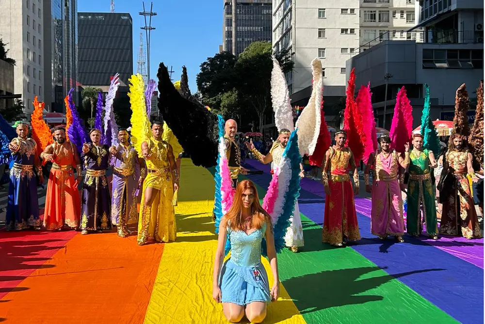 Parada LGBT+ expõe ausência da direita e contrasta com Marcha