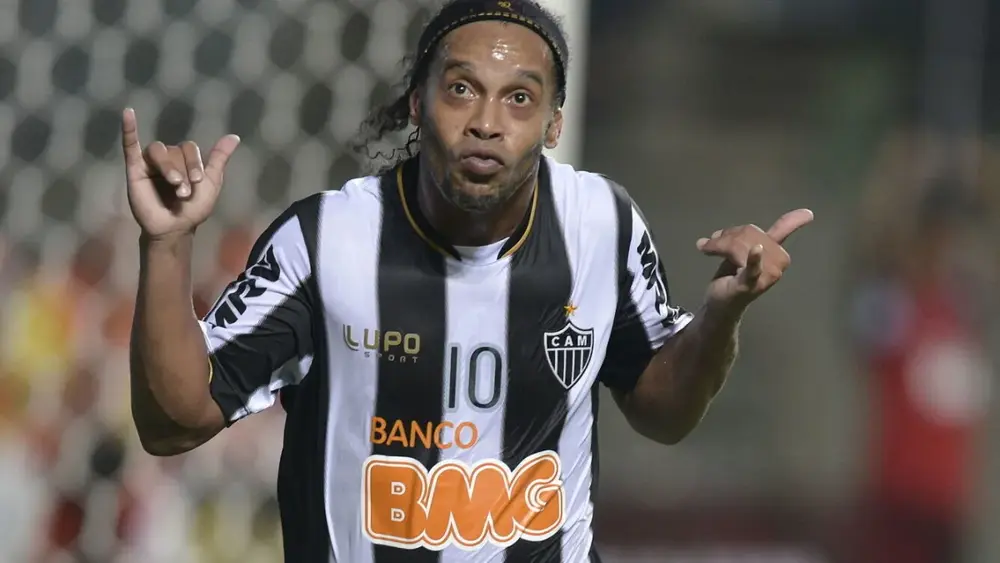 Ronaldinho volta aos gramados aos 46 anos para jogar na 3ª divisão italiana