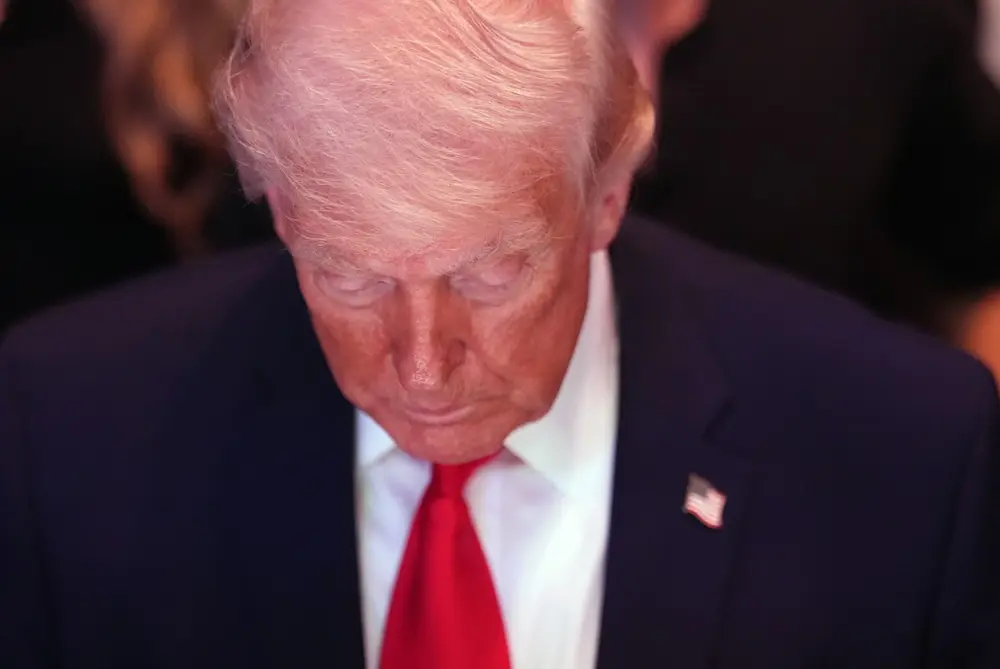 Trump provoca Irã com foto de navios afundados